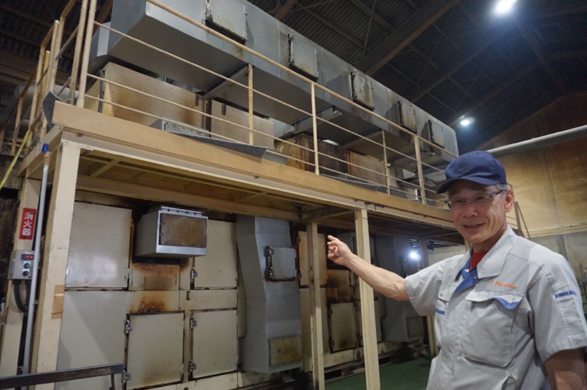 生地の端材をわた状にほぐしてフエルトを製造