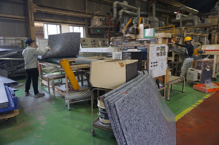 生地の端材をわた状にほぐしてフエルトを製造