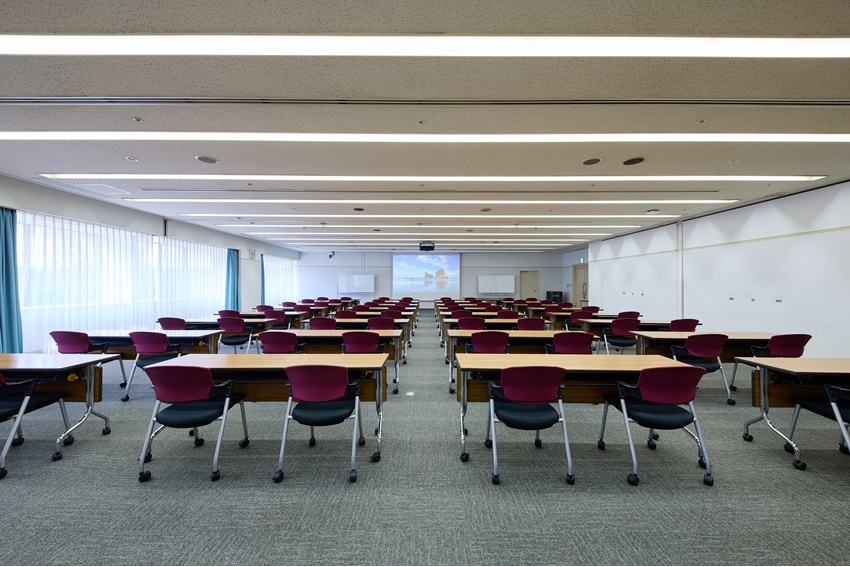 最新の研修機器を配備し、約1０0名を収容可能なNo.9研修室
