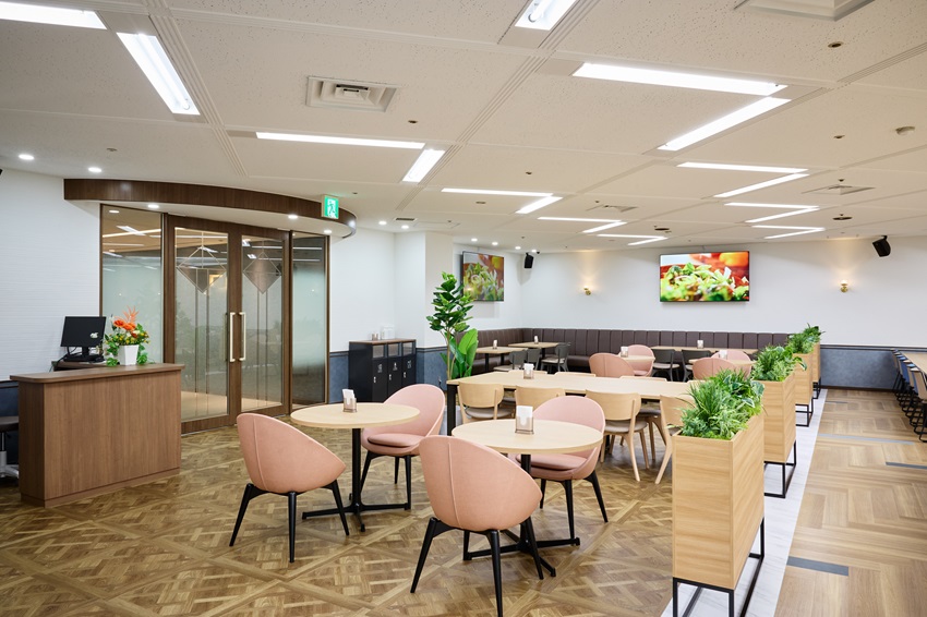 この夏にリニューアルした明るく開放的な１Fレストラン